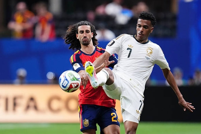 Marc Cucurella hoạt động không biết mệt mỏi bên hành lang cánh trái.