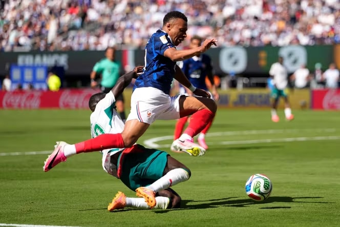Kylian Mbappe là thử thách cho bất kỳ hậu vệ nào.