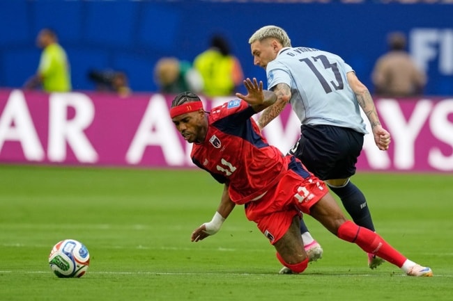 Guillermo Varela thi đấu tròn vai ở hành lang cánh phải.
