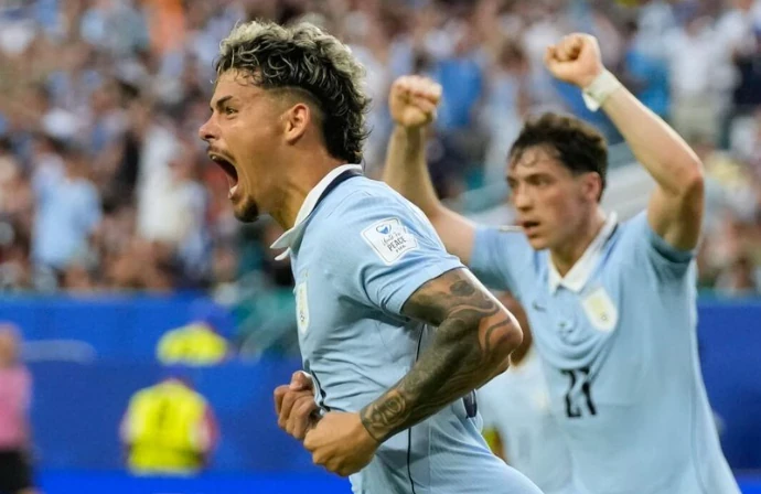 Maxi Araujo gỡ hòa cho Uruguay.
