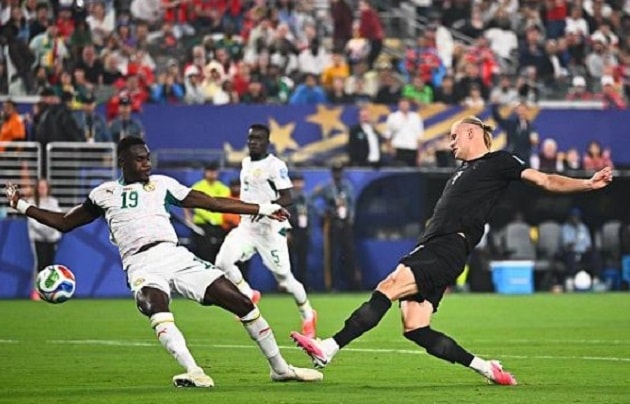Erling Haaland gặp khó khăn trong hiệp một trận gặp Senegal tại World Cup 2026