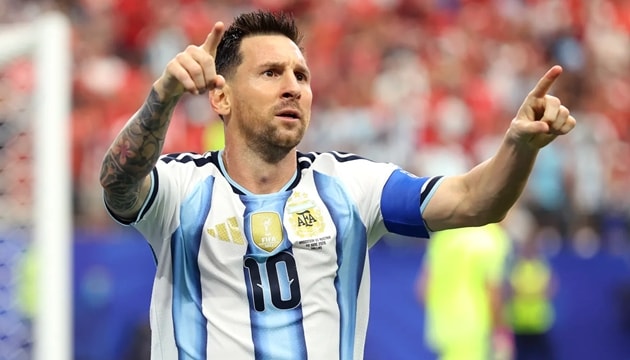 Sự đối lập về phong độ giữa Lionel Messi và Cristiano Ronaldo tại vòng bảng World Cup.