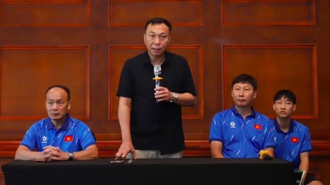 Chủ tịch Trần Quốc Tuấn gặp gỡ đội tuyển Việt Nam trước thềm ASEAN Cup 2026.