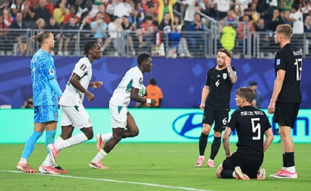 Ismaila Sarr nỗ lực dứt điểm trong vòng vây các hậu vệ Na Uy