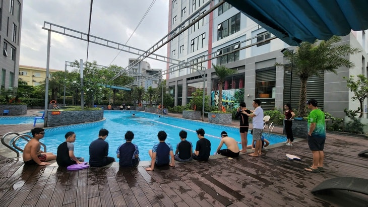 ‘Cơn sốt’ học bơi mùa hè và những lưu ý cho cha mẹ- Ảnh 1.
