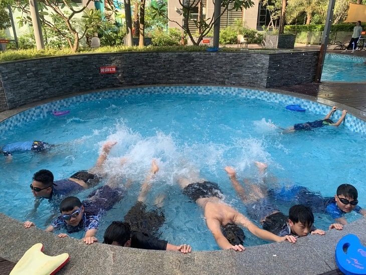 ‘Cơn sốt’ học bơi mùa hè và những lưu ý cho cha mẹ- Ảnh 2.