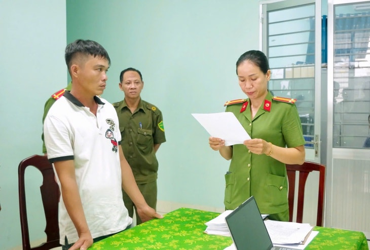 Đến tiệm sửa xe 'nói chuyện', thanh niên bất ngờ rút lưỡi hái chém người- Ảnh 1.