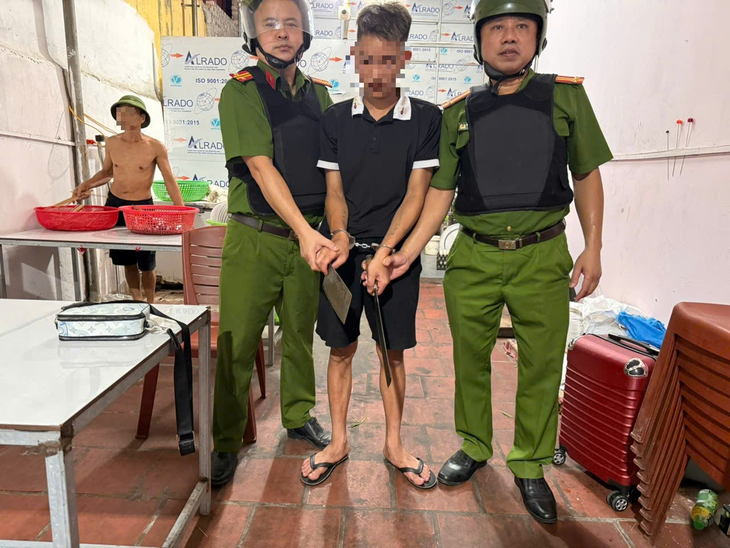 Mâu thuẫn tại quán cơm, nam thanh niên 18 tuổi lấy 2 con dao đe dọa người khác- Ảnh 1.