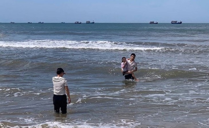 Nam sinh ở Quảng Trị lao ra biển cứu bé gái bị sóng cuốn - Ảnh 1. Nam sinh ở Quảng Trị lao ra biển cứu bé gái bị sóng cuốn - Ảnh 1.
