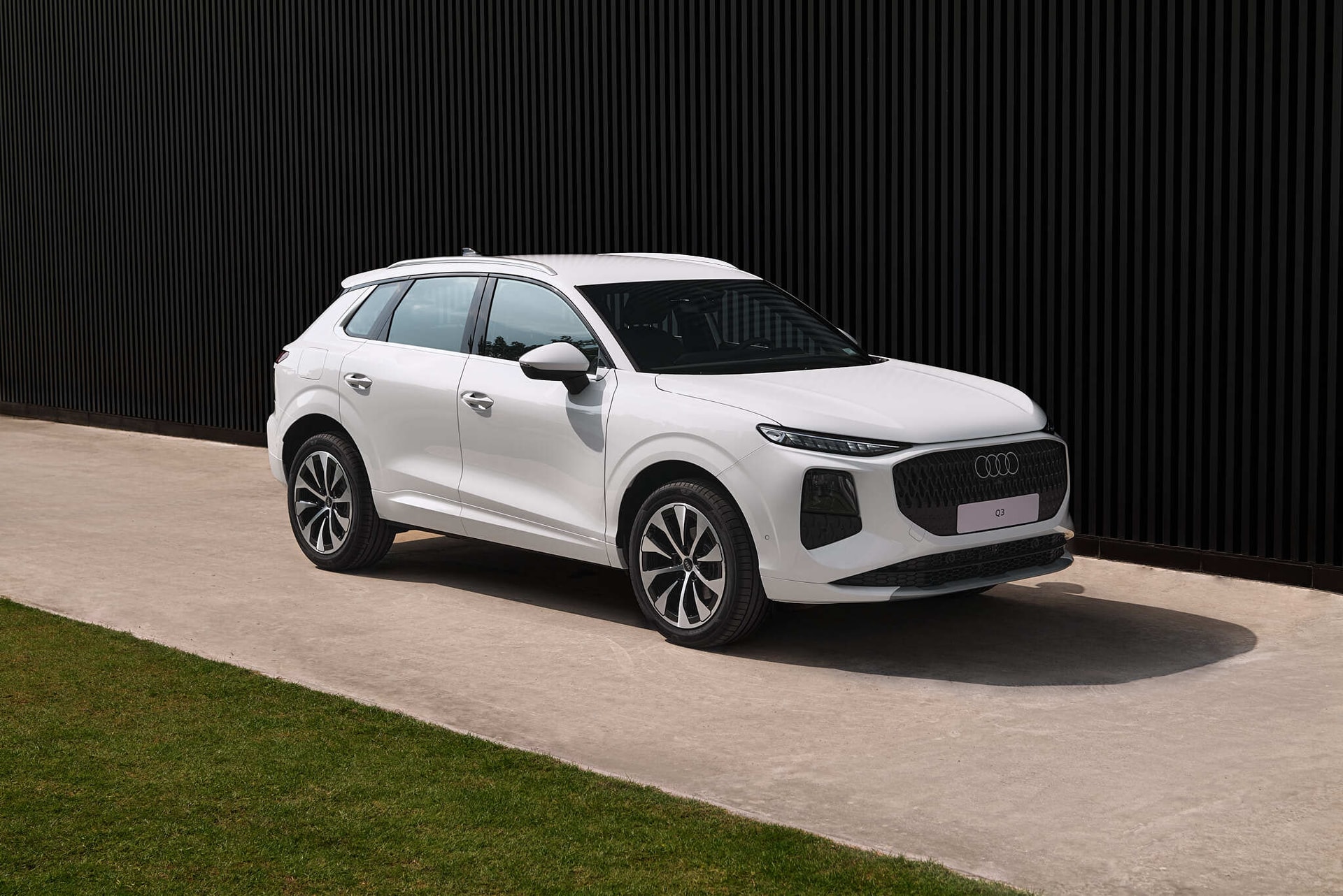 Xe SUV ồ ạt đổ bộ thị trường Việt, cạnh tranh khốc liệt phân khúc hạng sang - 2