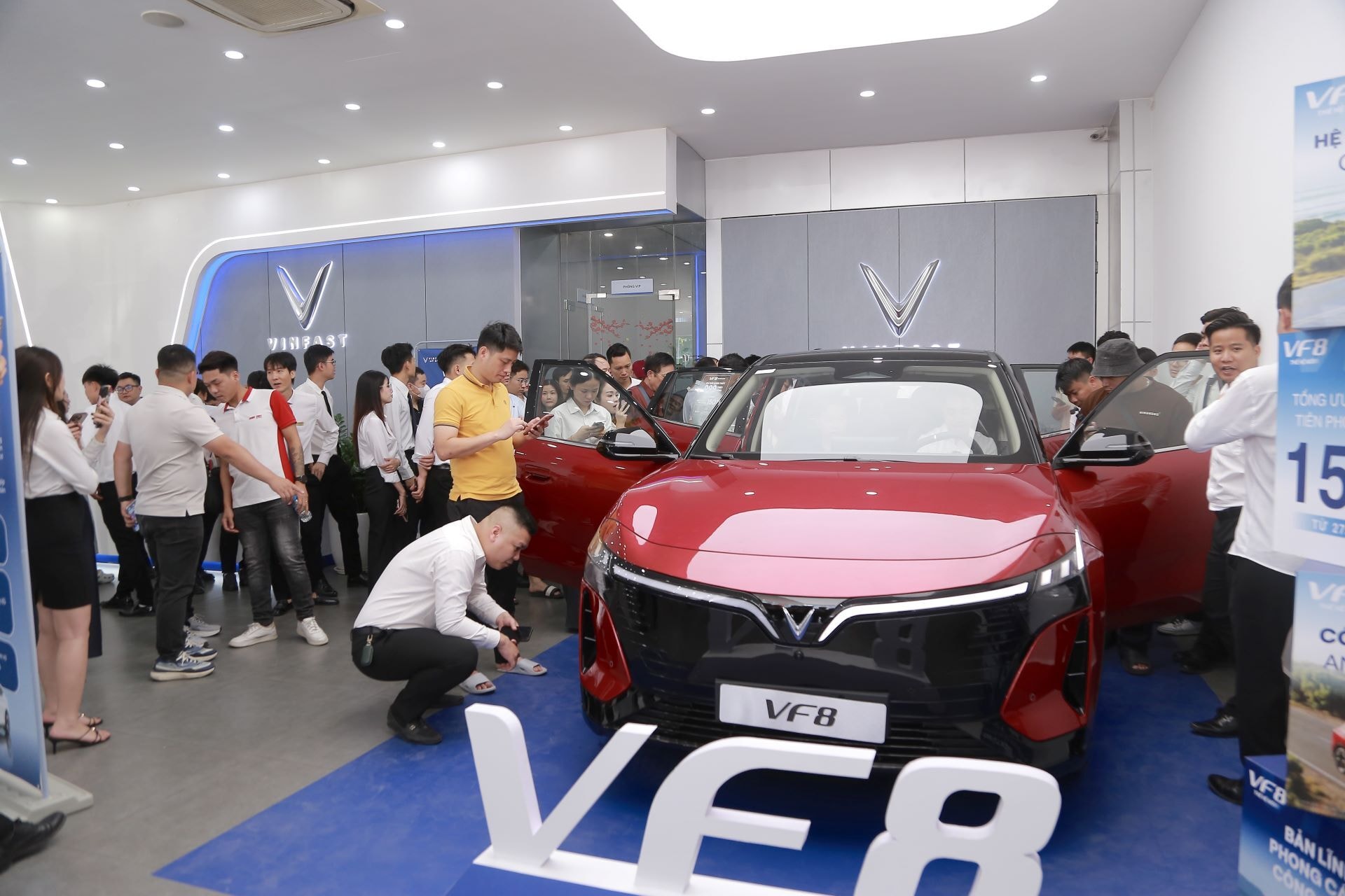 VF 8 thế hệ mới 'chiếm spotlight' khi xuất hiện tại các đại lý - 3