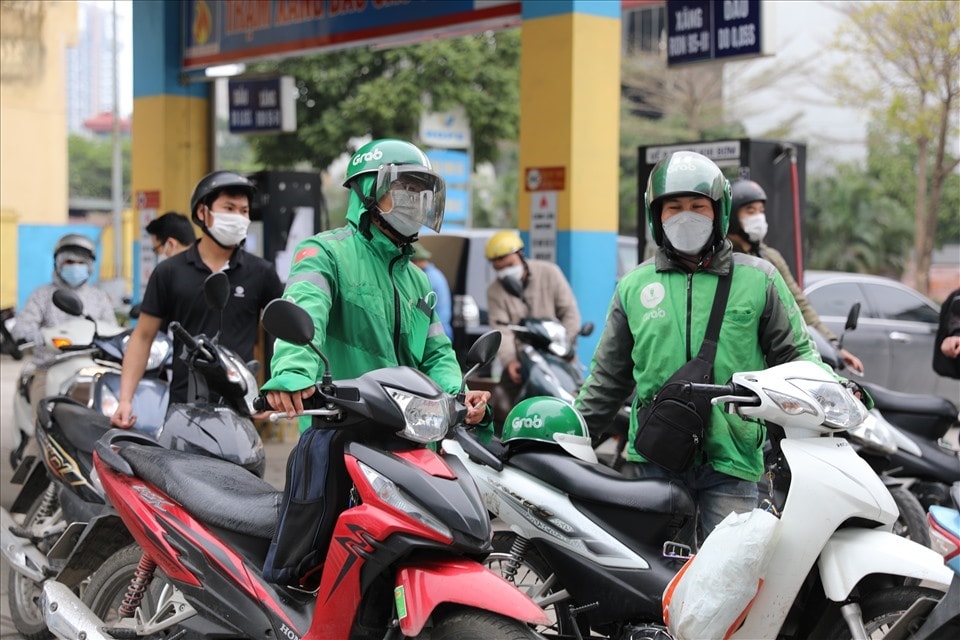Đề xuất BHXH cho lao động công nghệ Tài xế công nghệ làm việc trên đường phố