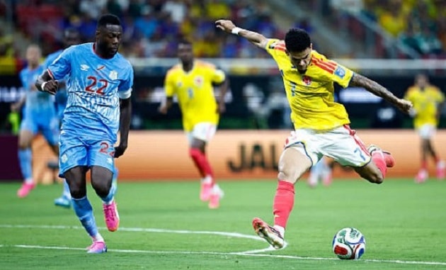 Thủ môn Lionnel Mpasi chơi xuất sắc ngăn cản các chân sút Colombia