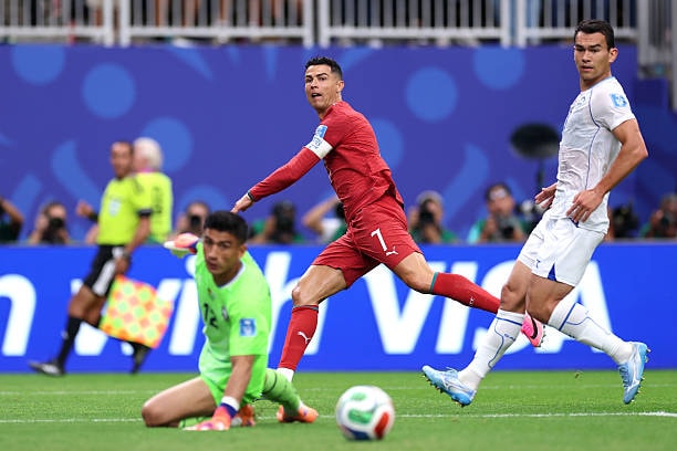 Cristiano Ronaldo đáp trả những chỉ trích bằng màn trình diễn chói sáng.