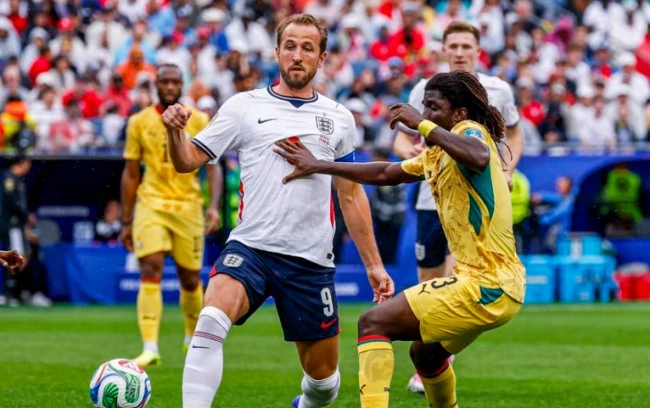Tiền đạo Harry Kane bị các hậu vệ Ghana phong tỏa chặt chẽ suốt trận đấu.