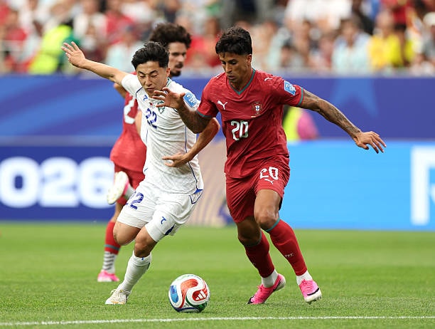 Hậu vệ Joao Cancelo trong pha bứt tốc kiến tạo cho Ronaldo