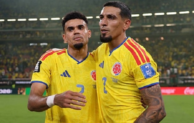 Daniel Munoz ăn mừng bàn thắng duy nhất giúp Colombia đi tiếp