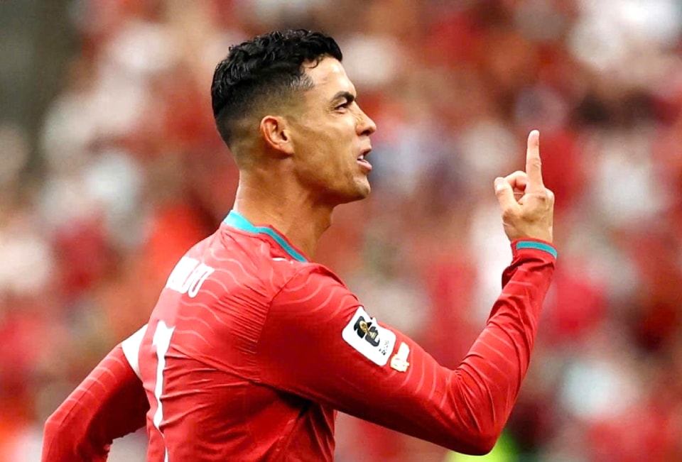 Ronaldo từ tâm điểm chỉ trích đến người hùng cứu đội.