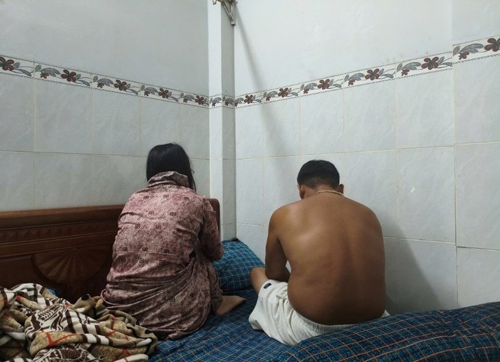 Bắt quả tang 3 đôi nam nữ 'không mặc quần áo' trong phòng trọ, hé lộ đường dây môi giới mại dâm - Ảnh 1.