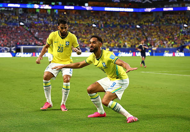 Các cầu thủ Brazil ăn mừng bàn thắng nâng tỷ số lên 3-0.