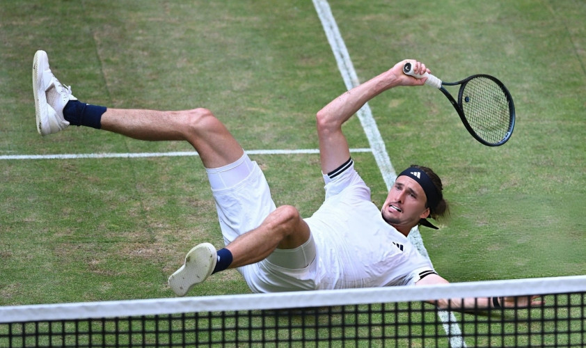 Tay vợt Alexander Zverev thi đấu trên sân cỏ