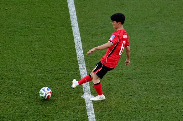 Tiền vệ trung tâm: Hwang In-beom – 6.4 điểm. Giữ vai trò cầm nhịp và giúp Hàn Quốc kiểm soát tới 69% thời lượng bóng. Tuy nhiên, anh thiếu đi những đường chuyền 