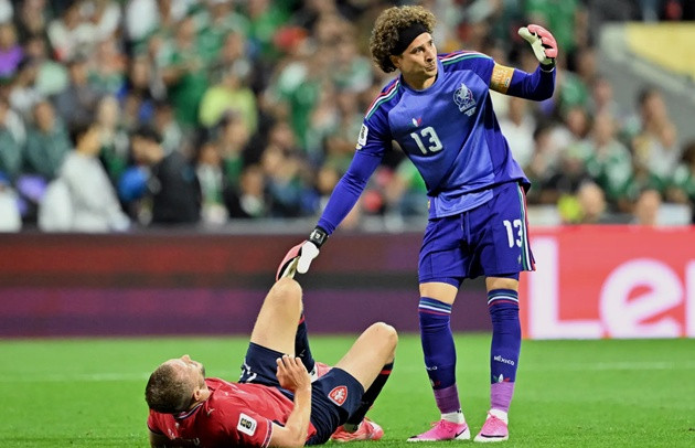 Ochoa là người đầu tiên tiếp cận và động viên Soucek.