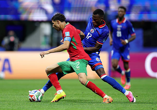 Hàng phòng ngự Haiti chơi cực kỳ quả cảm trước các chân sút Morocco.