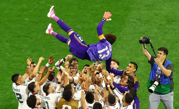 Ochoa được các đồng đội tri ân sau trận đấu, đánh dấu kỳ World Cup thứ 6 trong sự nghiệp.