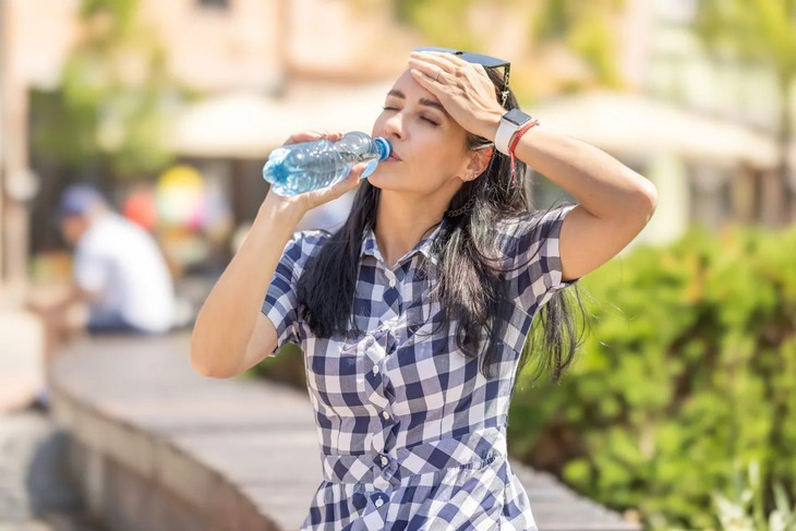 Cách uống nước khoa học giúp cơ thể không mất nước ngày nắng nóng - Ảnh 1.