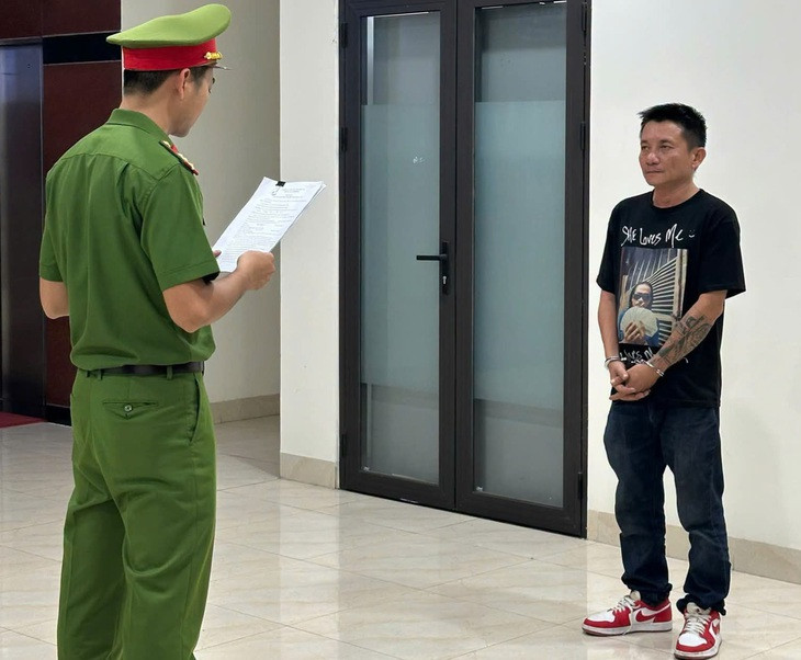 Say xỉn, Phan Minh Trí lái xe bán tải tông quán nhậu rồi lao thẳng tới trụ sở công an thách thức- Ảnh 1.
