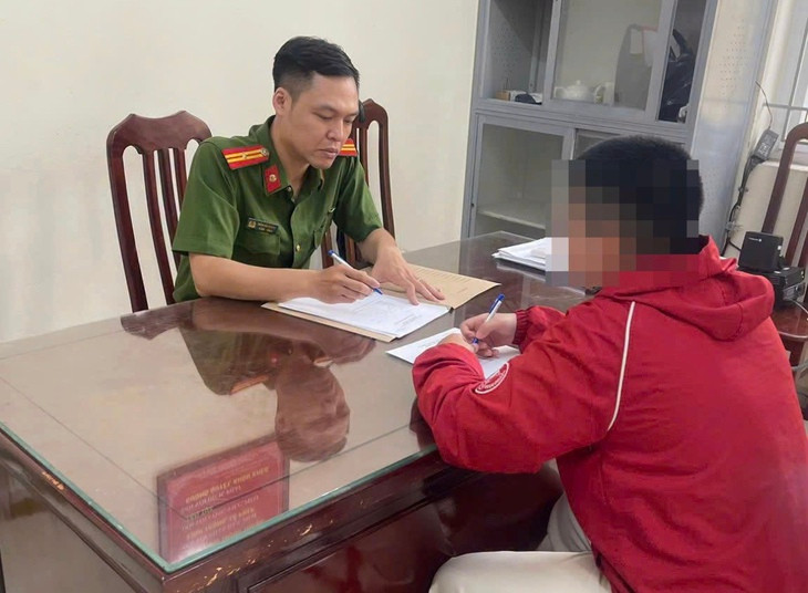 Công an Hà Nội xác minh vụ cô gái trẻ bị shipper hành hung- Ảnh 1.