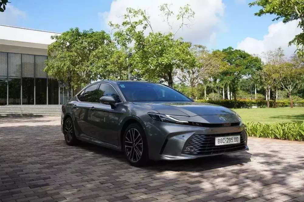 Toyota Camry tại Việt Nam bị cắt bản máy xăng, chỉ còn bản hybrid.