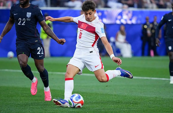Arda Guler xử lý kỹ thuật qua người Sebastian Berhalter.