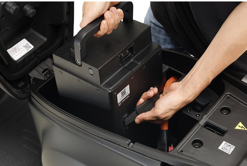 Xe máy điện pin rời giúp việc sạc linh hoạt hơn
