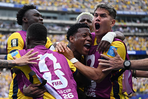 Gonzalo Plata ghi bàn ấn định tỷ số 2-1 cho Ecuador.