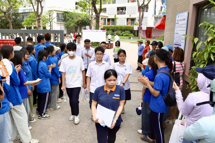 Điểm thi lớp 10 đang phúc khảo, có nên xác nhận nhập học trường trúng tuyển?- Ảnh 1.