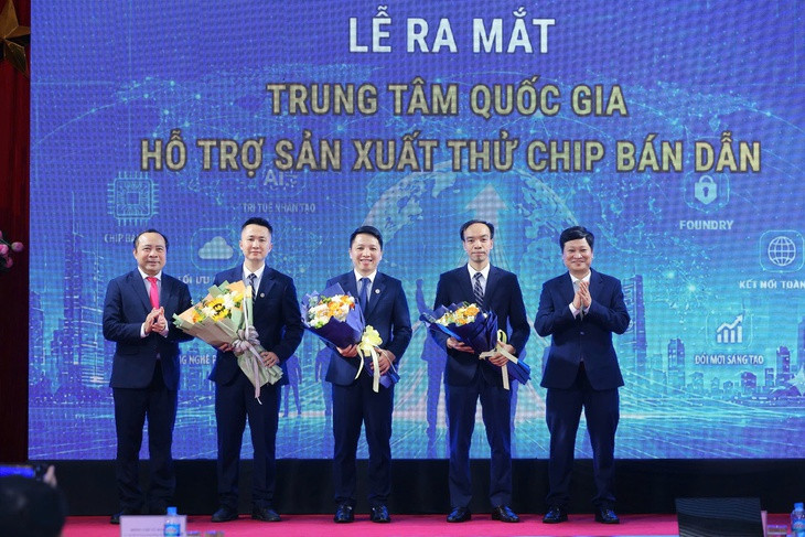 Ra mắt Trung tâm Quốc gia hỗ trợ sản xuất thử chip bán dẫn đầu tiên của Việt Nam - Ảnh 2.