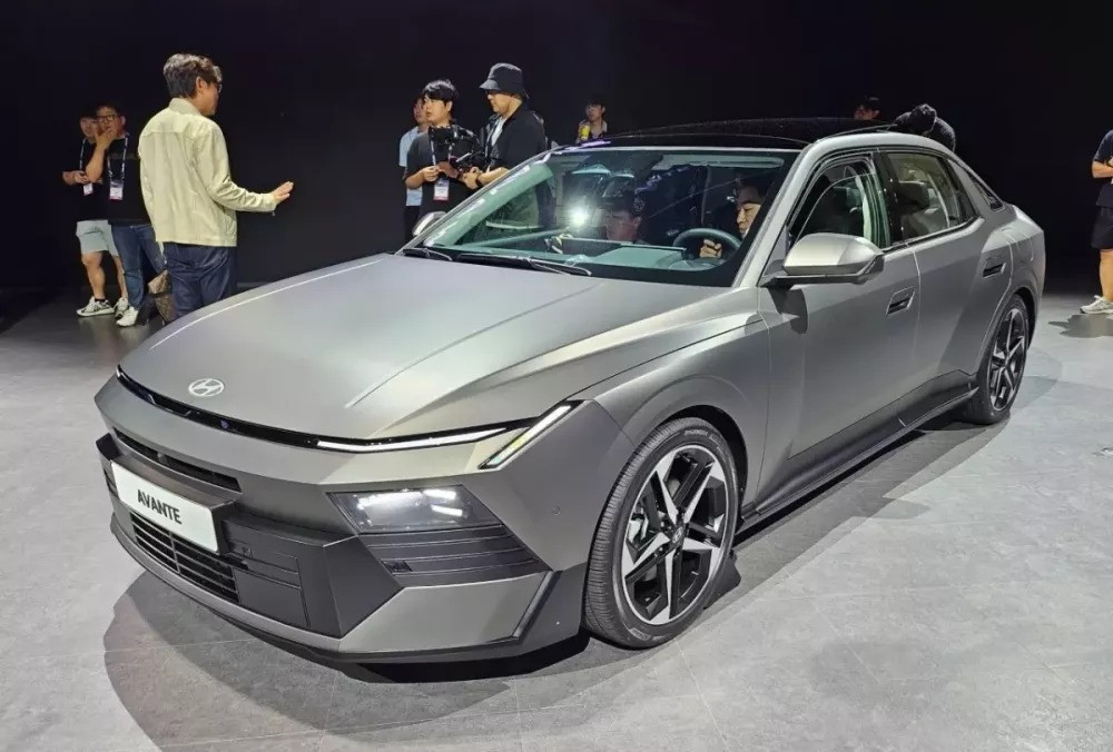Hyundai Elantra 2027 sở hữu thiết kế sắc sảo hơn.