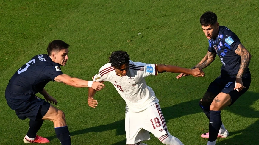 Yamal đi bóng giữa các cầu thủ Uruguay. Ảnh: Getty Images.