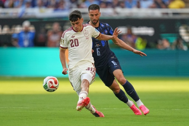Tây Ban Nha làm chủ khu trung tuyến. Ảnh: Sky Sports.