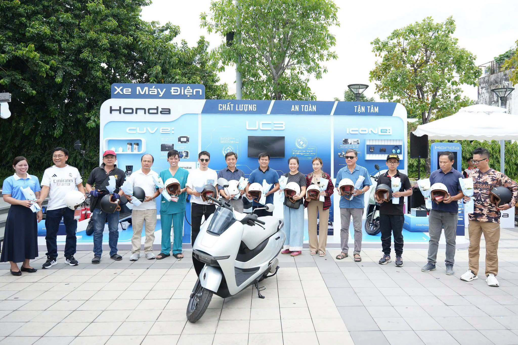 Người dùng nhận xe Honda UC3. (Ảnh: HVN)