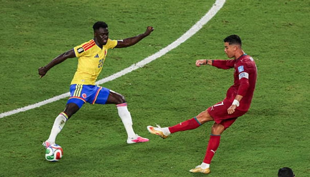 Cristiano Ronaldo gặp nhiều khó khăn trước hàng thủ Colombia.