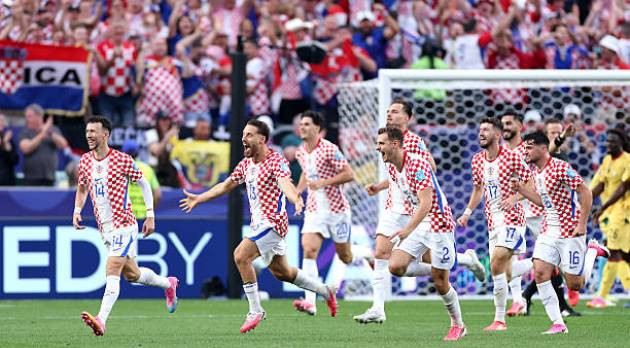 Cú đánh đầu quyết định của Nikola Vlasic từ quả phạt góc của Modric