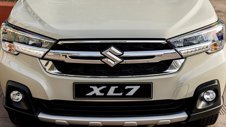 Thân xe Suzuki XL7 Hybrid 2026 với mâm sơn đen