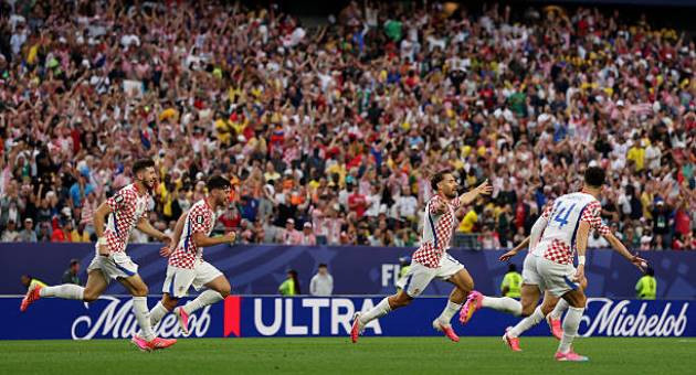 Croatia hưởng trọn niềm vui sau bàn thắng ấn định tỷ số 2-1 của Vlasic.