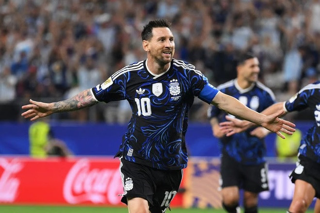 Lionel Messi dự bị trong phần lớn thời gian trận đấu nhưng vẫn là tâm điểm chú ý.