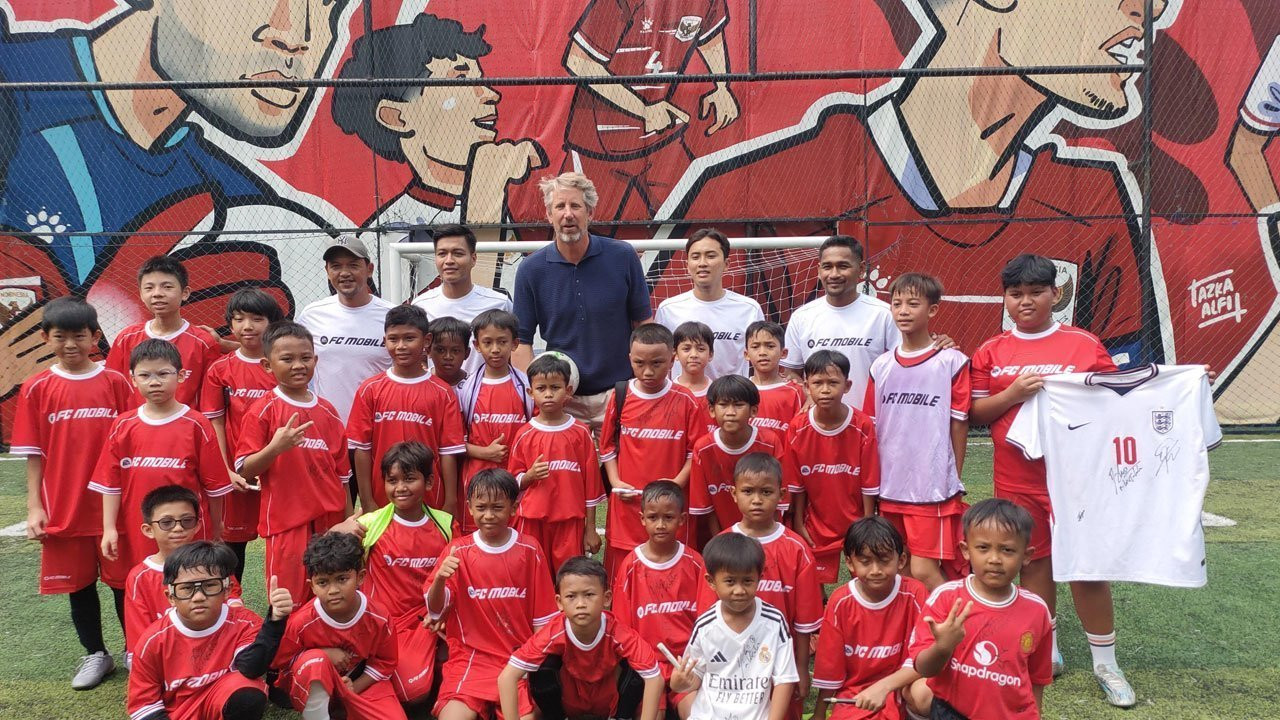 Edwin van der Sar tham dự sự kiện bóng đá tại Jakarta, Indonesia.