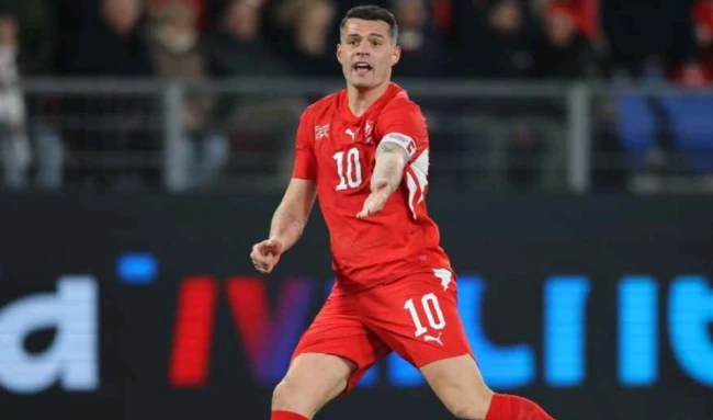 Tiền vệ Granit Xhaka lọt vào tầm ngắm của Chelsea nhờ kinh nghiệm và khả năng lãnh đạo vượt trội.