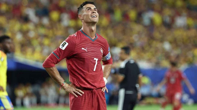Cristiano Ronaldo nỗ lực thi đấu trong trận gặp Colombia tại vòng bảng World Cup 2026.